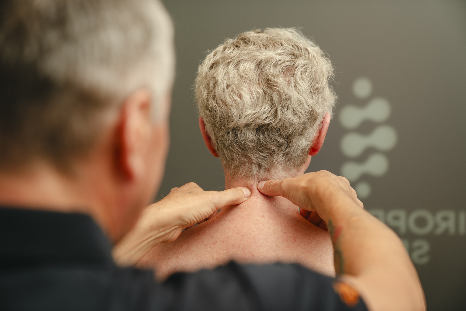 Vi har behandlet nakkesmerter siden 1981.